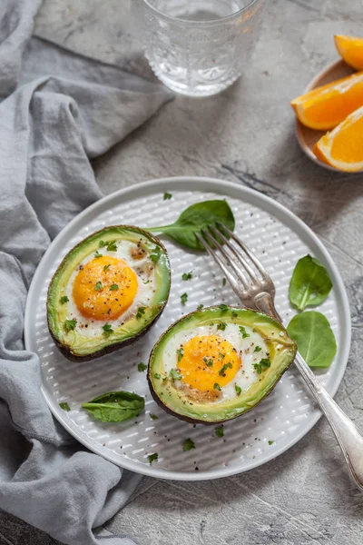 Pequeno-almoço saudável. Abacate recheado com ovos — Fotografia de Stock