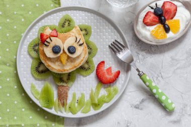 Çocukların kahvaltıda meyve ile şirin baykuş gözleme