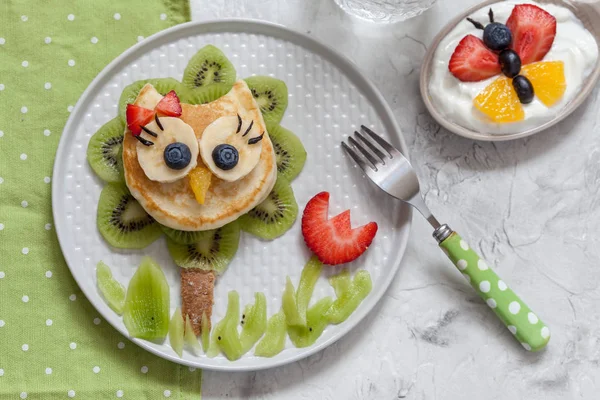 Lindo panqueque de búho con frutas para el desayuno de niños — Foto de Stock