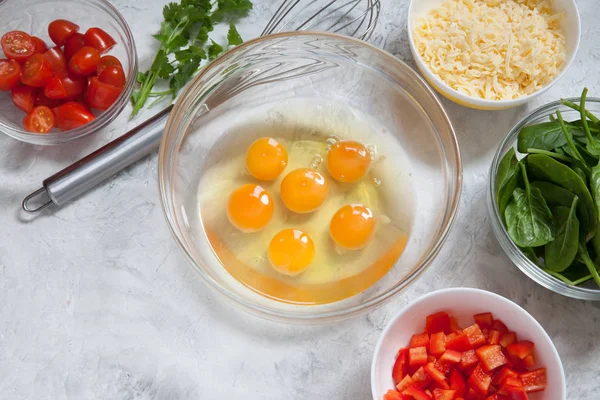 Свежие овощи, яйца и сыр. Ингредиенты для здорового завтрака — стоковое фото