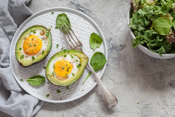 Healthy breakfast. Avocado stuffed with eggs — Stock Photo, Image