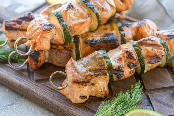 Salmon kebab dengan zucchini — Stok Foto