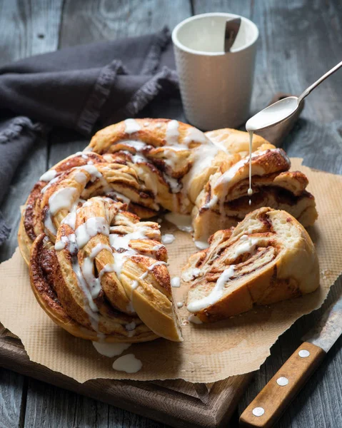 Trançado Babka Brioche grinalda com canela — Fotografia de Stock