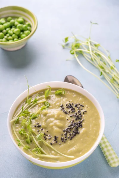 Sopa de ervilha verde na tigela — Fotografia de Stock