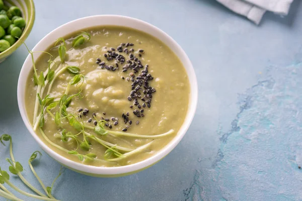Зеленый гороховый суп в миске — стоковое фото