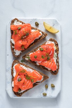 Sanwiches, karanlık çavdar ekmeği somon, krem peynir ve Kapari Smorrebrod, geleneksel Danimarka açık.