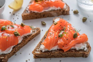 Sanwiches, karanlık çavdar ekmeği somon, krem peynir ve Kapari Smorrebrod, geleneksel Danimarka açık.