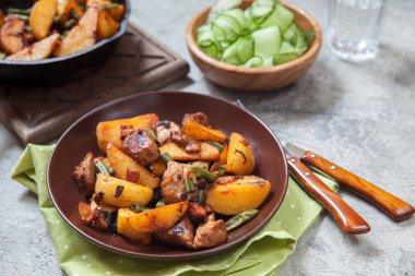 Kızarmış patatesle et kavrulmuş