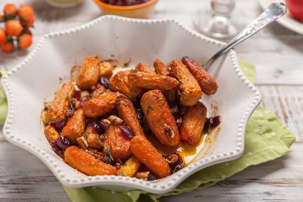 Honey Glazed Baby Carrots With Cranberry, Thyme and Nuts — Stock Photo, Image