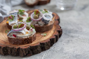 Ringa balığı, soğan ve yumurta ile açık sandviç smorrebrod