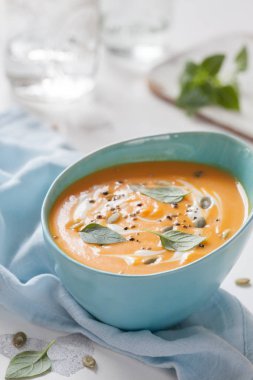 Krem ve kabak çekirdeği ile kavrulmuş kabak ve havuç çorbası
