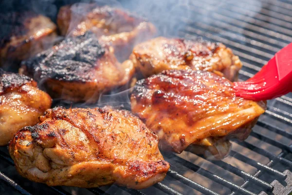 燃えるようなグリルで焼き鶏もも肉 — ストック写真