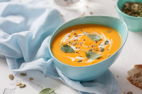 Roasted pumpkin and carrot soup with cream and pumpkin seeds — Stock Photo, Image