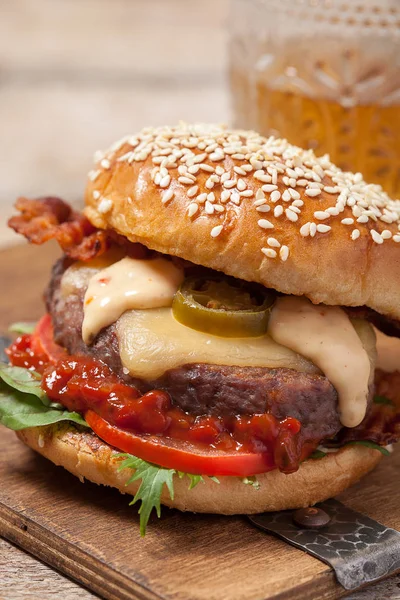 Dois cheeseburgers em pão de gergelim — Fotografia de Stock