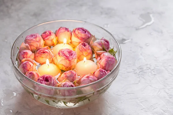 Rosa rosor och ljus — Stockfoto