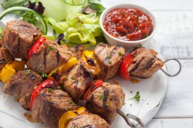 Biberli ızgara domuz kebabı.