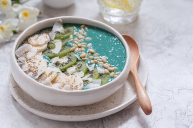 Hindistan cevizi pul ve çilek ile kahvaltı spirulina Hindistan cevizi güler yüzlü kase tepesinde