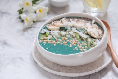 Hindistan cevizi pul ve çilek ile kahvaltı spirulina Hindistan cevizi güler yüzlü kase tepesinde
