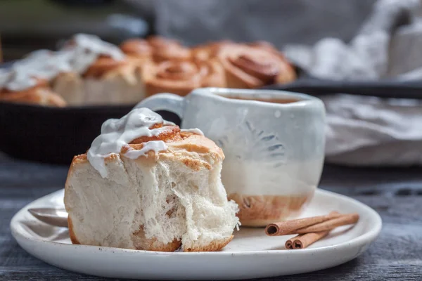 Taze ev yapımı tarçınlı çörek rulo krem peynir buzlanma ile — Stok fotoğraf