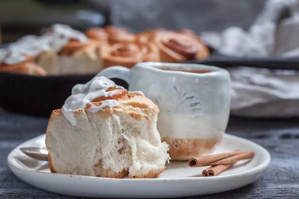 Frische hausgemachte Zimtbrötchen mit Frischkäseglasur — Stockfoto