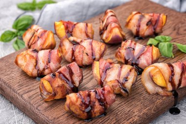 Sarılı ızgara domuz pastırması şeftali