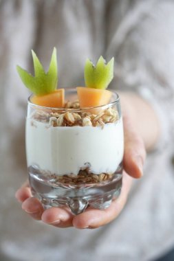 Yoğurt ve granola Paskalya kahvaltı için taze meyve parfe