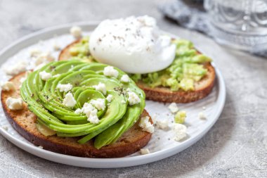 sağlıklı kahvaltı tost avokado ve yumurta