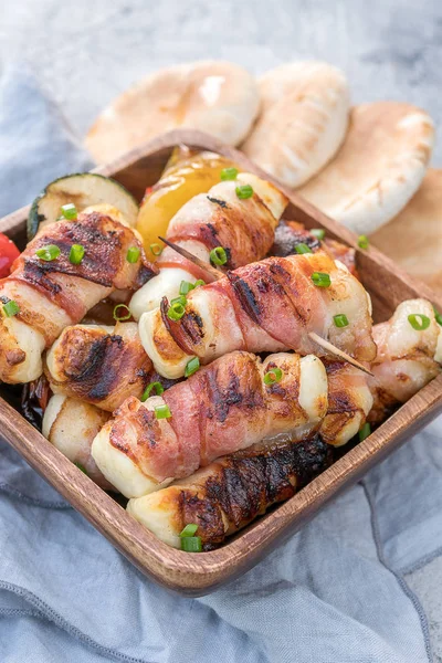 Aloumi avvolti con pancetta alla griglia con verdure e pita — Foto Stock