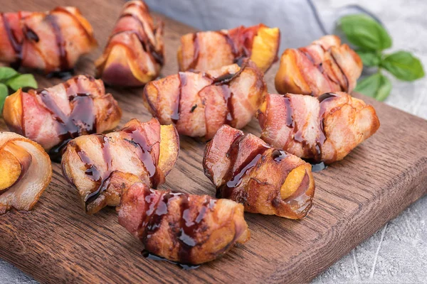 Pêche emballée au bacon grillé — Photo