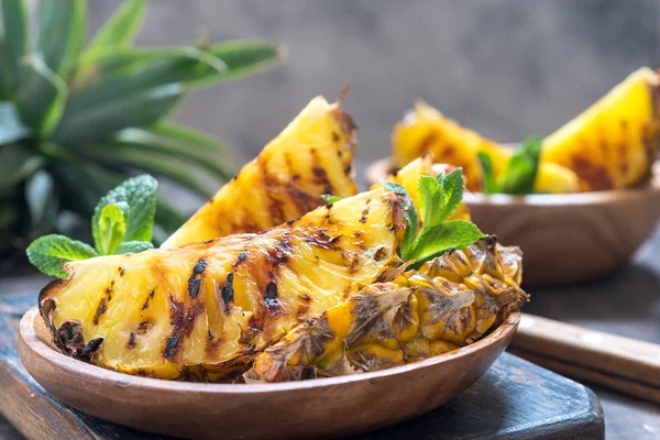 Жареные кусочки ананаса — стоковое фото