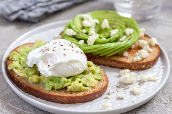 Здоровый завтрак тосты с авокадо и яйцом — стоковое фото