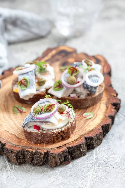 Открытый сэндвич смореброд с сельдью, луком и яйцами — стоковое фото