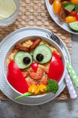 Komik baykuş püresi patates sebze püresi sosis ile çocuklar öğle yemeği için