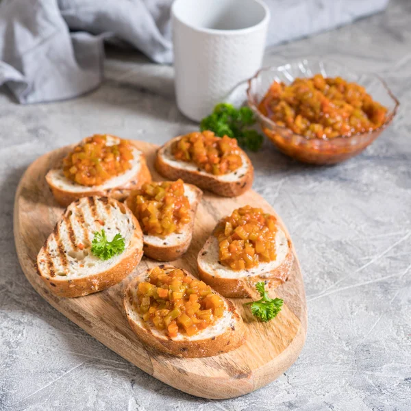 Toastbrot mit Gemüsekaviar aus Kürbis, Tomate, Karotte — Stockfoto