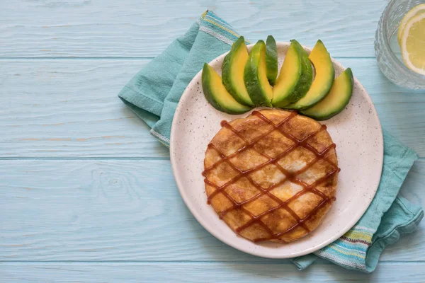 Frühstück für Kinder - Omelette sieht aus wie eine Ananas — Stockfoto