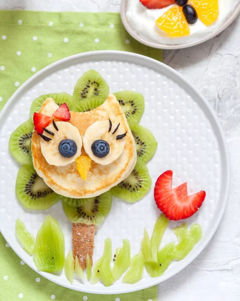 Милый блинчик с совами и фруктами на завтрак для детей — стоковое фото