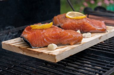 Sedir tahta somon bir ızgarada limonlu