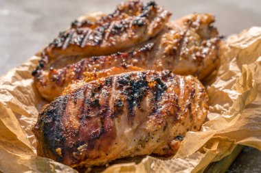 Izgara tavuk göğsü otlar ve limon ile servis