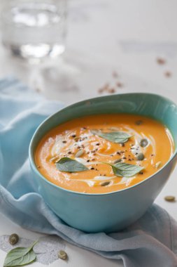 Krem ve kabak çekirdeği ile kavrulmuş kabak ve havuç çorbası