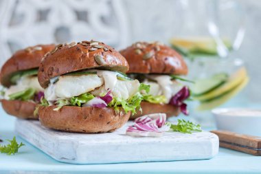 Beyaz balık fileto sandviç tartar sos ile