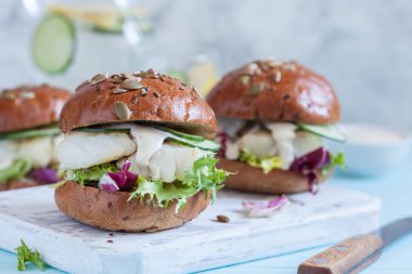 Beyaz balık fileto sandviç tartar sos ile