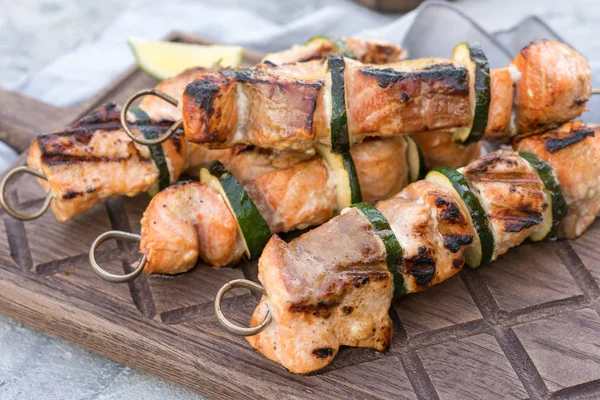 Spiedino di salmone con zucchine — Foto Stock