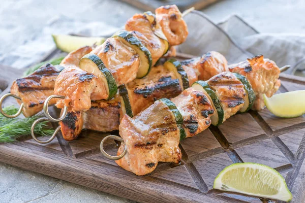 Salmon kebab with zucchini — Stock Photo, Image
