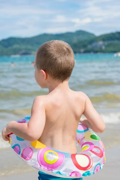 I bambini felici guardano fuori dell'anello gonfiabile — Foto Stock