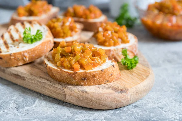 Pão torrado com caviar vegetal, feito de abóbora, abóbora, tomate, cenoura — Fotografia de Stock