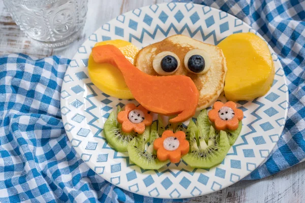 子供の朝食にパンケーキを面白い象 — ストック写真