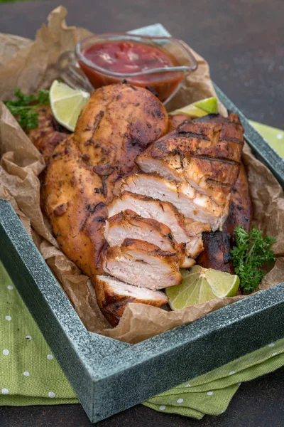 Gegrillte Hühnerbrust serviert mit Kräutern und Limette — Stockfoto