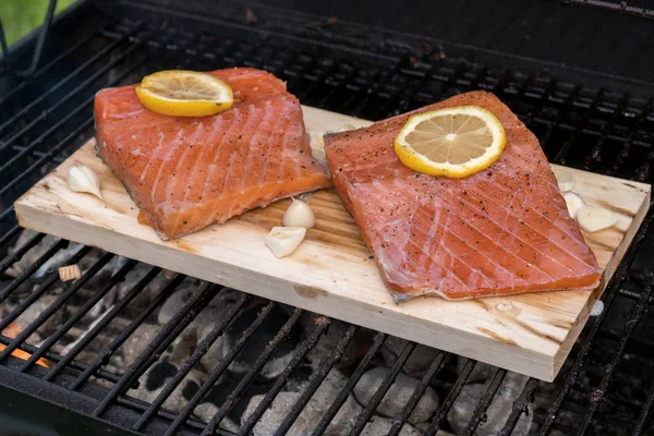 Zedernbrettlachs mit Zitrone auf dem Grill — Stockfoto