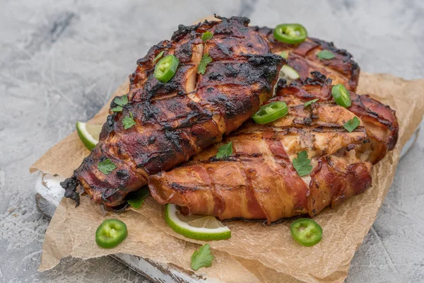 Petto di pollo grigliato avvolto nella pancetta — Foto Stock