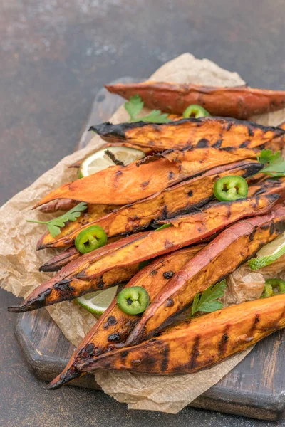 Roasted sweet potatoes on the grill — Stock Photo, Image